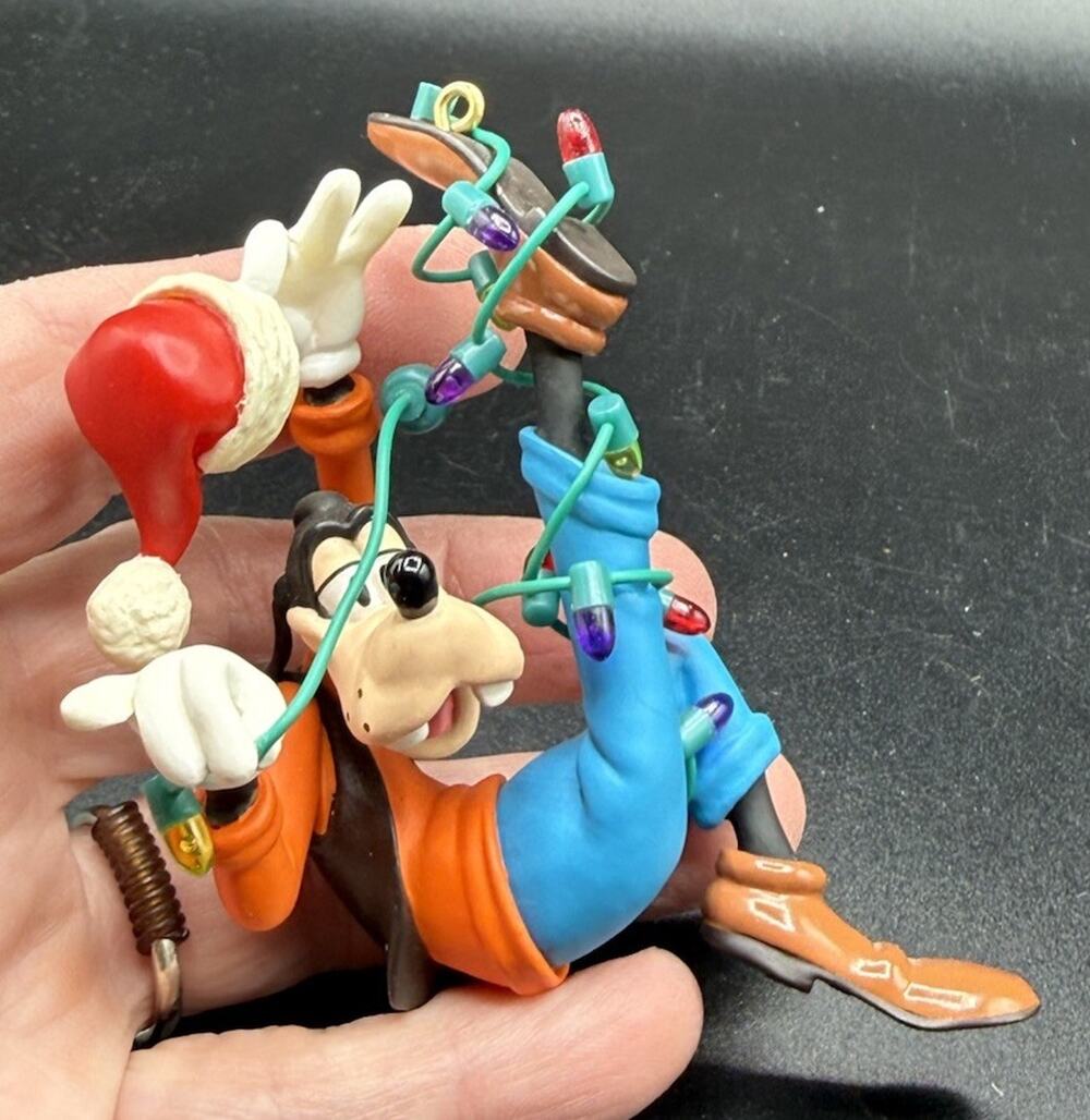 Disney 2003 Goofy Helps Out Hallmark Ornament no box -LO14